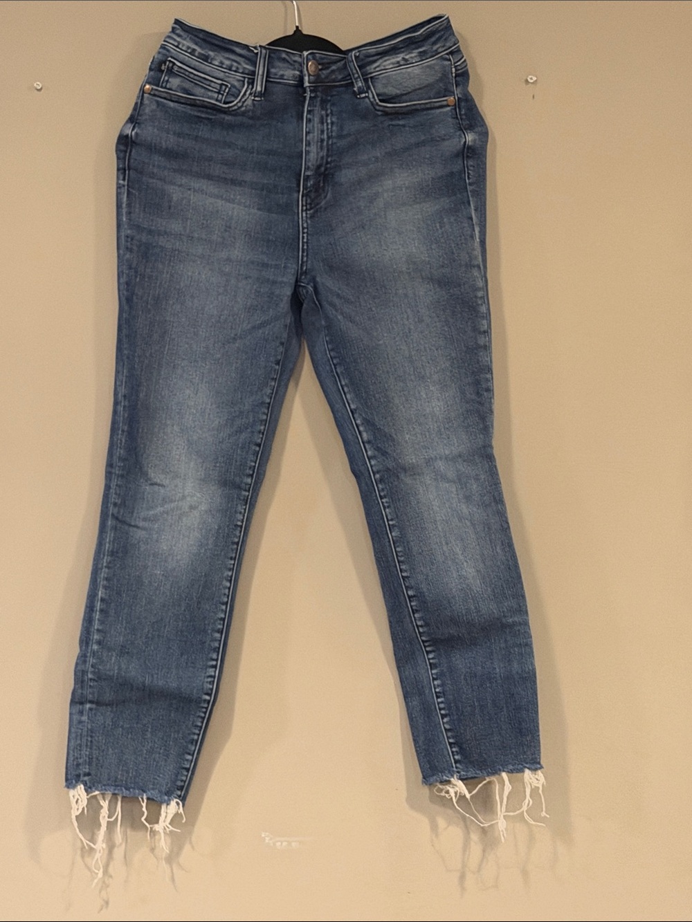Judy Blue High-Rise Ankle Cropped Jeans in Mid Blue with Frayed Hem
